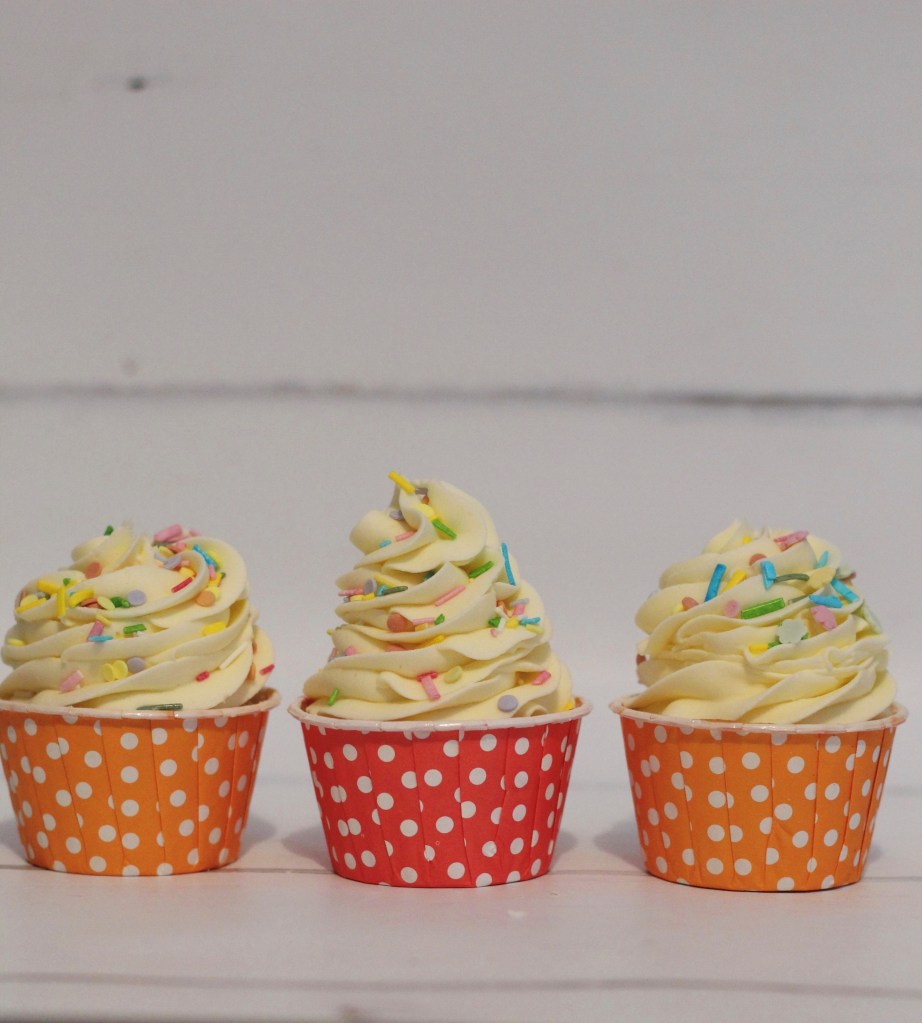 velvety vanilla cupcakes from a spoonful of vanilla -- fancy comma blog