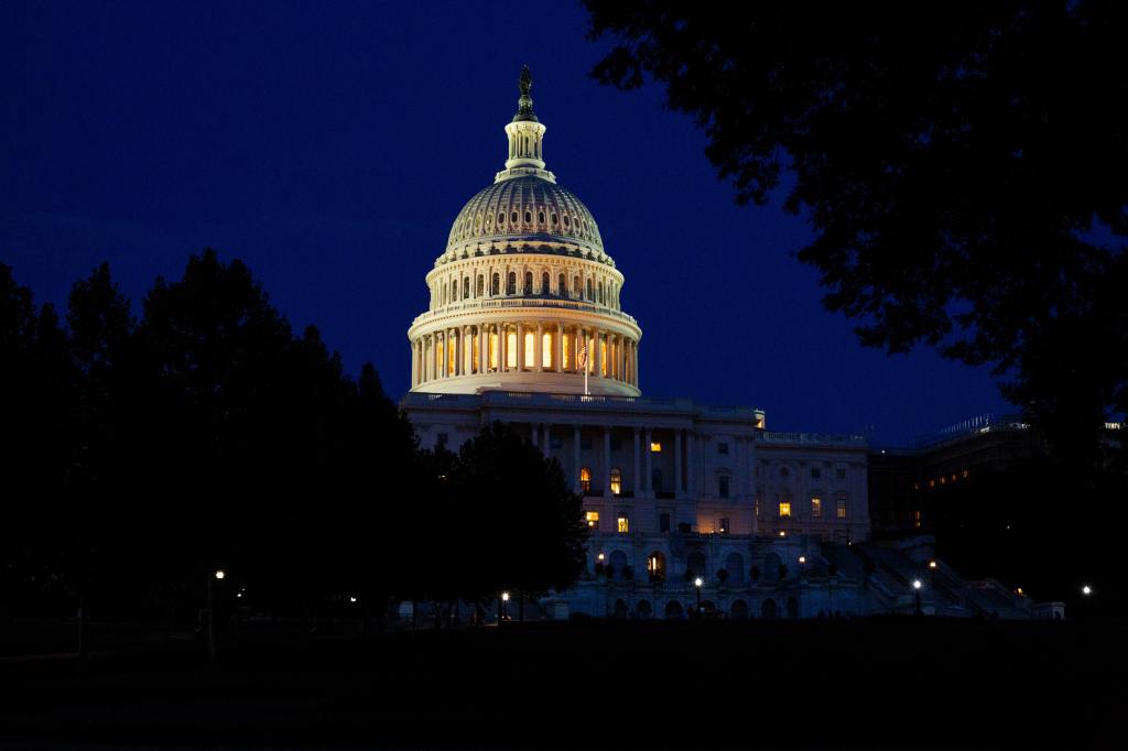 photo of the u.s. capitol building at night